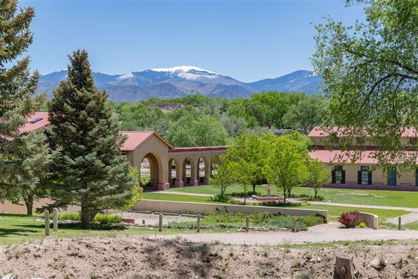 La Mesita Ranch Estate - Main Plaza