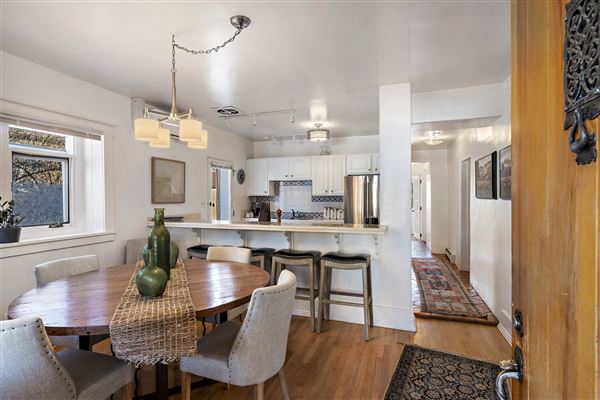 212 East Santa Fe Avenue
